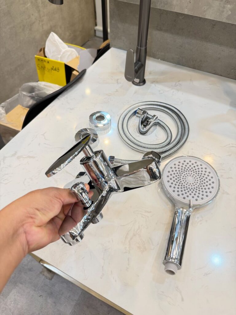 Bộ Vòi Sen Tắm Nóng Lạnh Mạ Crom TTCERA SNL311