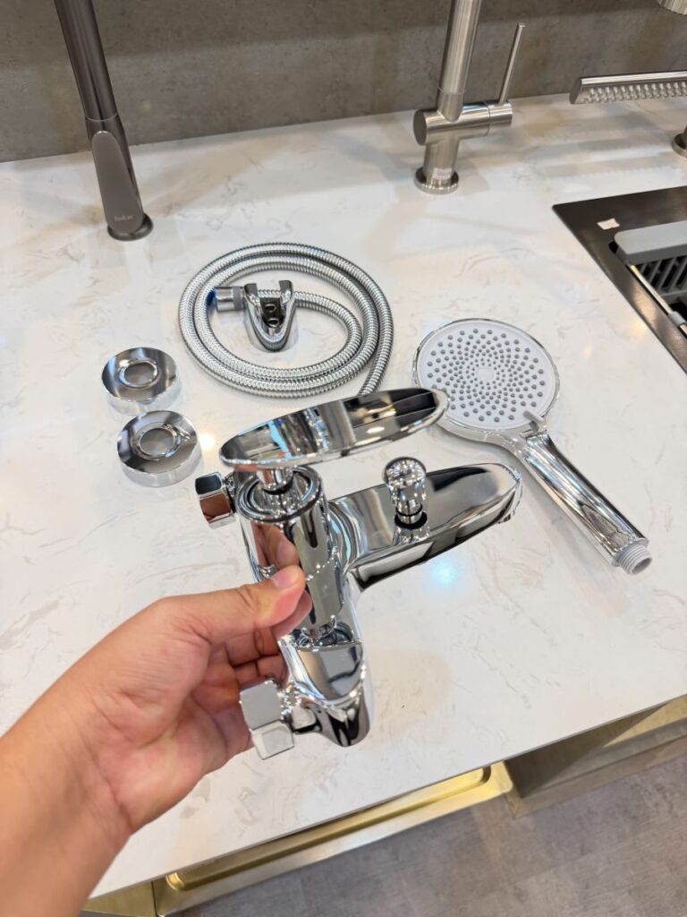 Bộ Vòi Sen Tắm Nóng Lạnh Mạ Crom TTCERA SNL311