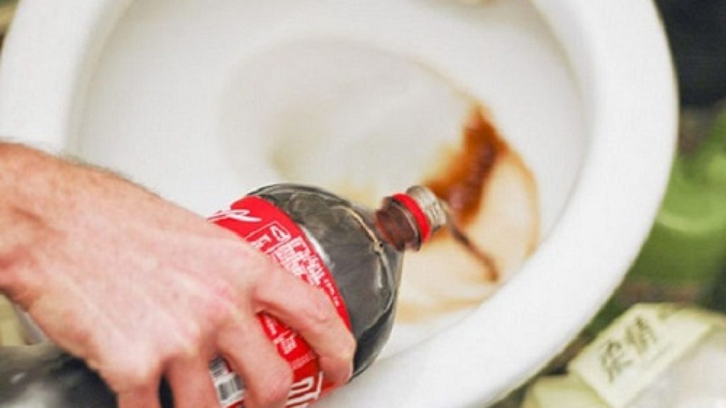 Sử dụng coca để tẩy ố vàng bồn cầu lâu ngày